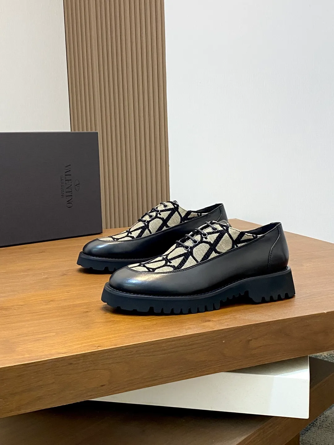 Men's shoes 💰740 VALENTINO Valentino's new men's fashionable casual leather shoes. These leather shoes are made of imported cowhide leather uppers, dyed calfskin lining and calfskin insoles. The upper foot is soft, comfortable and breathable. Comes with complete packaging in the original box! Visible details and quality. Size: 39-44 (customized at 38.45.46)